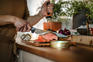 Нож кухонный FISKARS Functional Form 1057539 стальной для мяса лезв.210мм прямая заточка черный/оранжевый